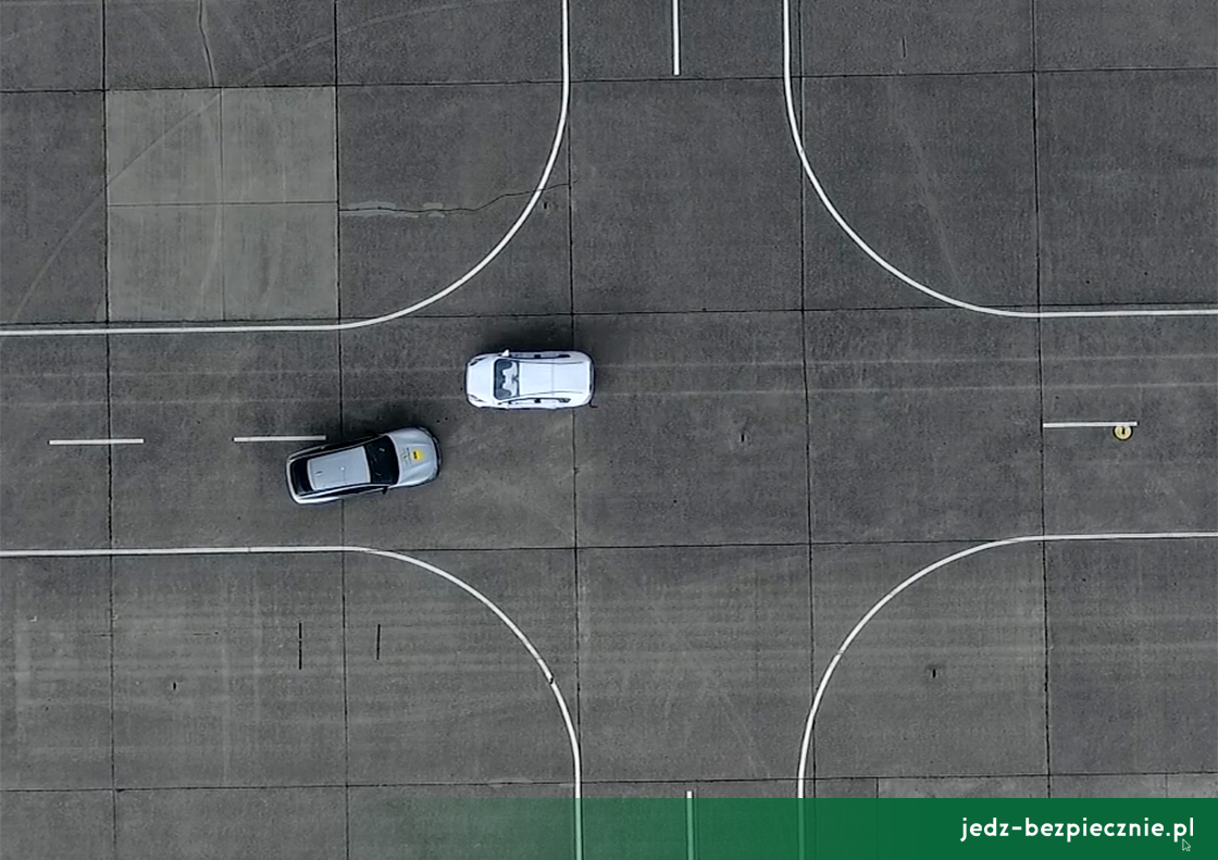TESTY ZDERZENIOWE EURO NCAP | Ford Mustang Mach-E - ocena skuteczności działania systemu autonomicznego hamowania awaryjnego podczas skrętu w lewo