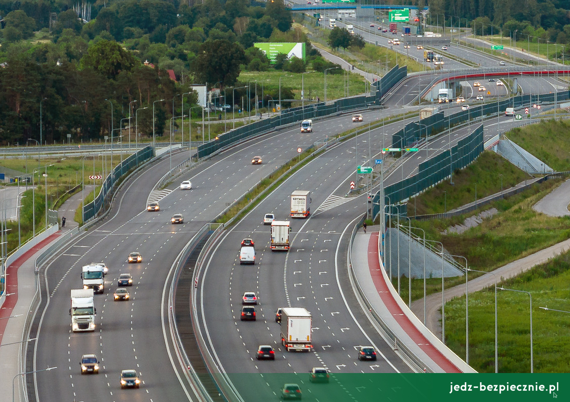 Przepisy - od sierpnia do końca września ciężarówki powyżej 16 ton mogą bez ograniczeń godzinowych przejeżdżać przez S2 - Południową Obwodnicę Warszawy