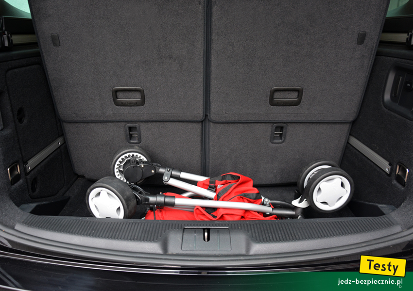 TESTY | Volkswagen Sharan II facelifting - próba z pakowaniem złożonej spacerówki Quinny do bagażnika przy rozłożonym trzecim rzędzie siedzeń