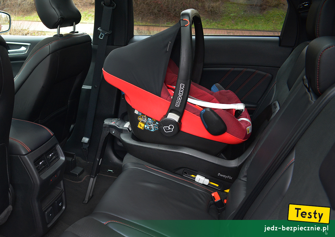 Testy - Ford Edge II facelifting - próba z fotelikiem dziecięcym Maxi-Cosi, tyłem do kierunku jazdy, kanapa