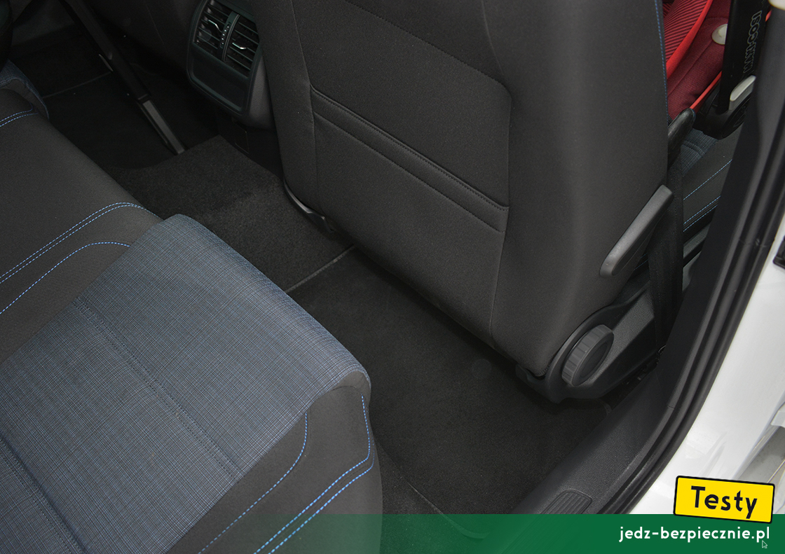 Testy - Volkswagen Passat VIII GTE Variant - miejsce na nogi dla pasażera siedzącego na kanapie