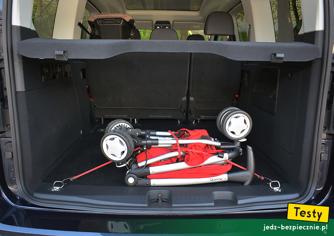 Testy - Ford Grand Tourneo Connect III 5-osobowy - próba z pakowaniem do bagażnika wózka spacerówki, Quinny