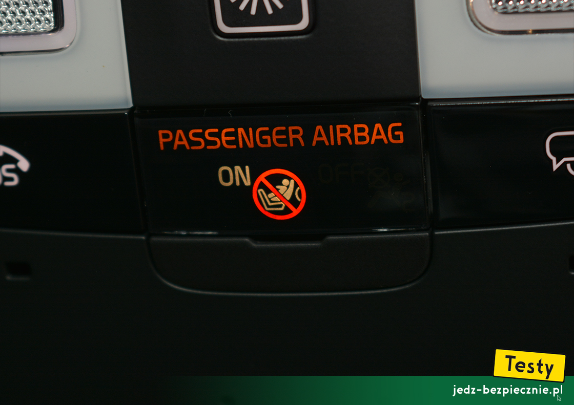 Testy - Volvo XC40 Recharge - sygnalizacja aktywnej poduszki powietrznej pasażera, ON