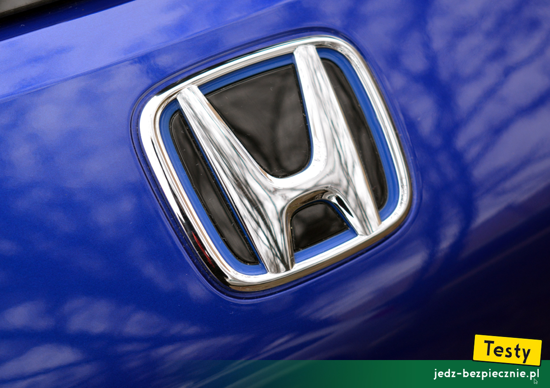 Testy - Honda ZR-V e:HEV - niebieskie logo oznaczające model zelektryfikowany