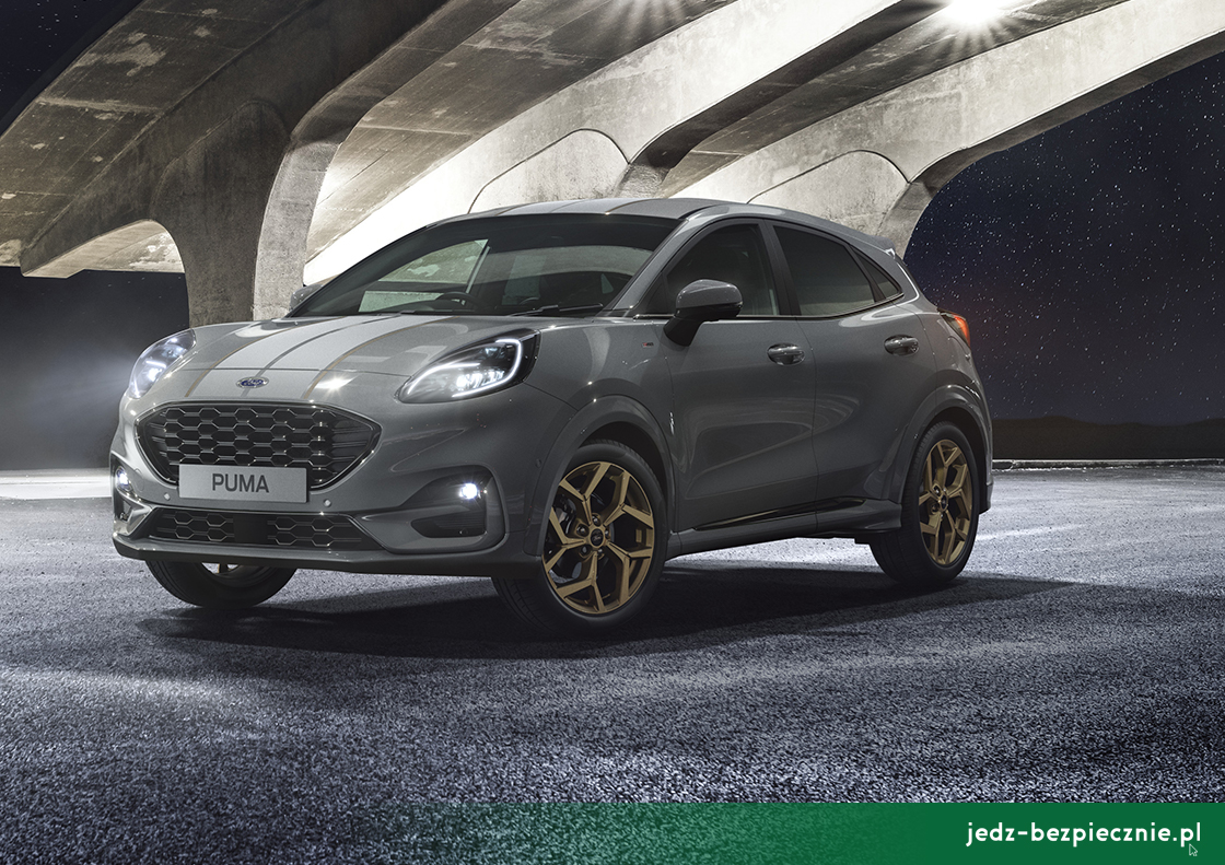 Salon samochodowy - Ford Puma ST-Line X Gold - przód auta w kolorze nadwozia Grey Matter z szerokim pasem na masce i dachu
