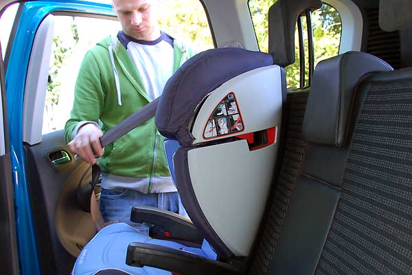 TESTY | Citroen C3 Picasso - próba z montażem fotelika dla najstarszego dziecka, skrajne miejsce kanapy, zagłówek