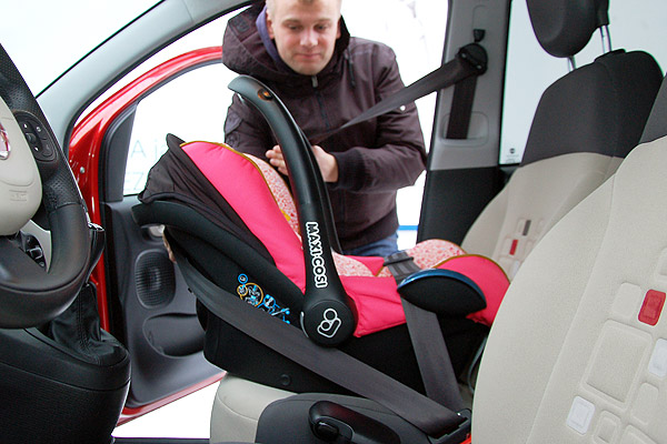 Testy - Fiat Panda 4x4 - montaż fotelika dziecięcego, miejsce pasażera, tyłem do kierunku jazdy