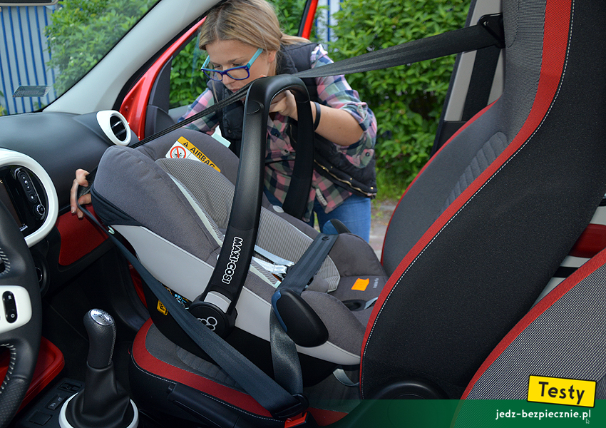 TESTY | Renault Twingo 3 - próba montażu fotelika na miejscu pasażera, tyłem do kierunku jazdy, pas bezpieczeństwa