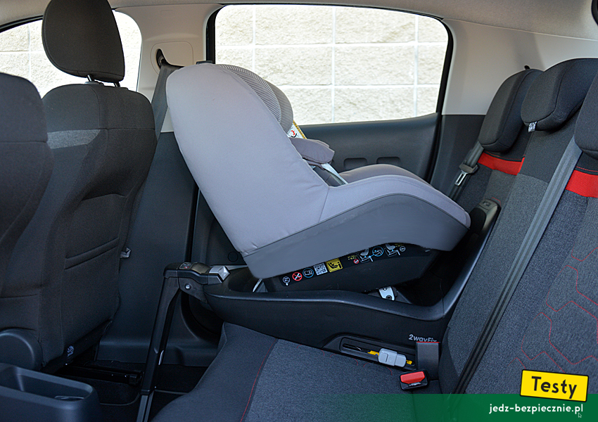 TESTY | Citroen C3 III - próba ustawienia na kanapie fotelika na bazie Isofix, i-Size, tyłem do kierunku jazdy