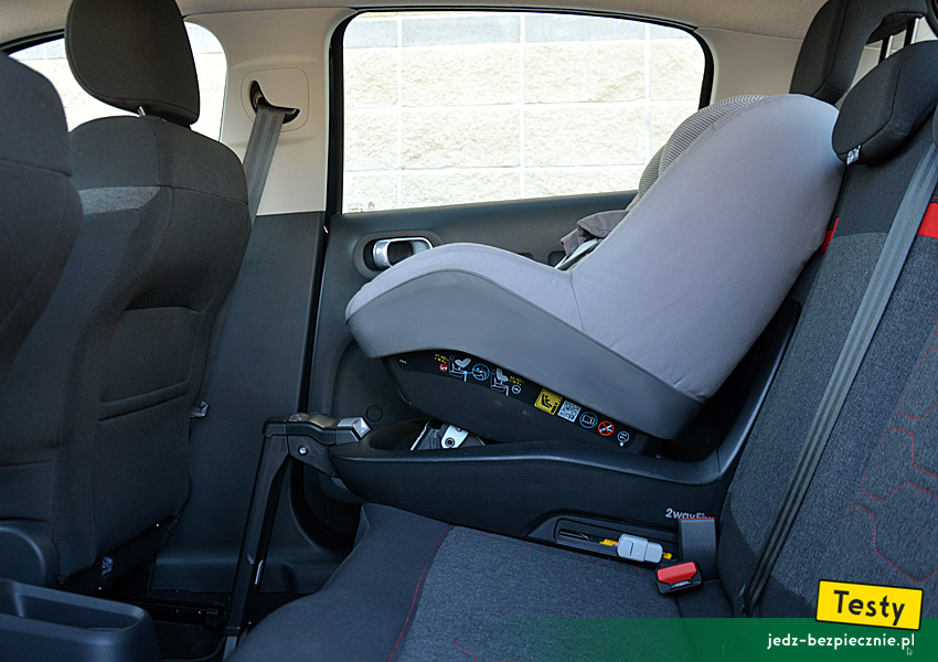 TESTY | Citroen C3 III - próba ustawienia na kanapie fotelika na bazie Isofix, i-Size, przodem do kierunku jazdy