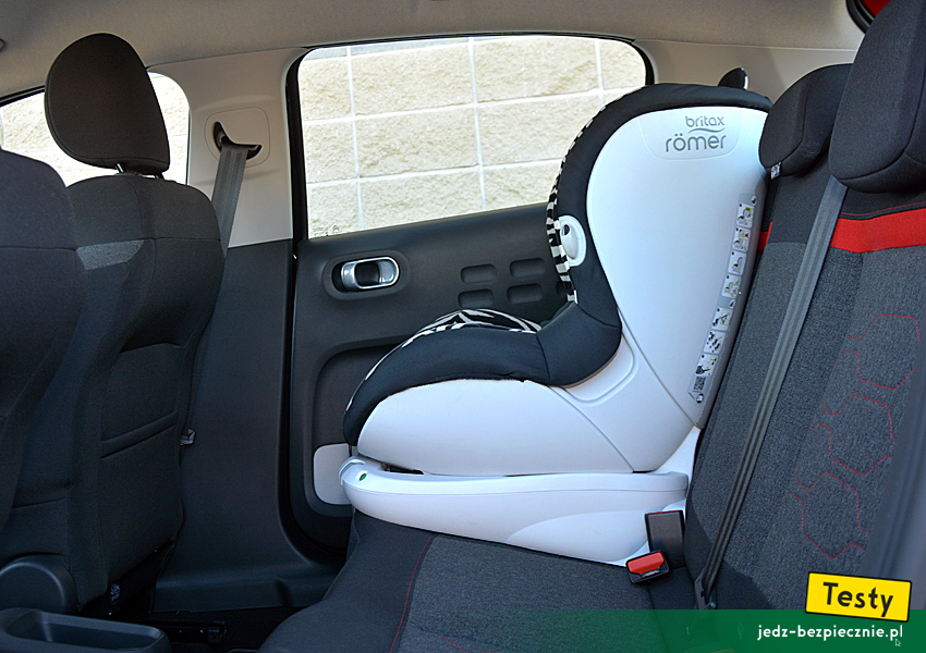 TESTY | Citroen C3 III - próba ustawienia na kanapie fotelika, Isofix, top-tether, przodem do kierunku jazdy