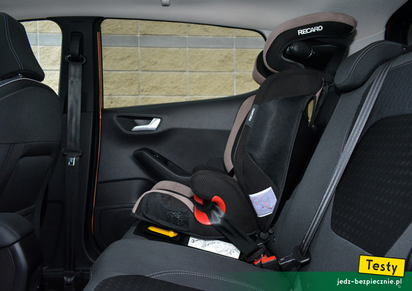 TESTY | Ford Fiesta VIII | Foteliki i wózki - próba z fotelikiem dziecięcym Recaro Monza Nova 2 Seatfix, przodem do kierunku jazdy, kanapa