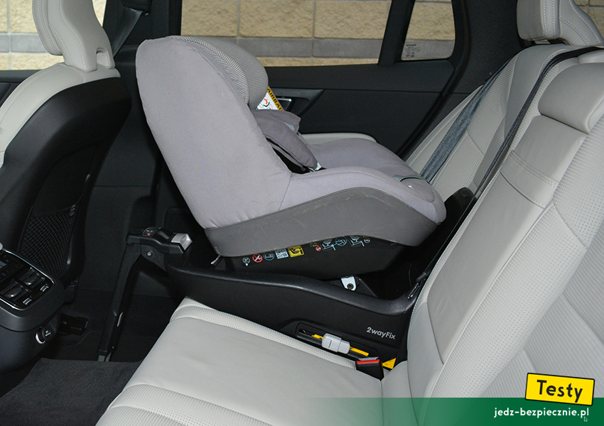 TESTY - Dziecko w Volvo V60 II - próba z fotelikiem dziecięcym Maxi-Cosi + baza Isofix, tyłem do kierunku jazdy, kanapa