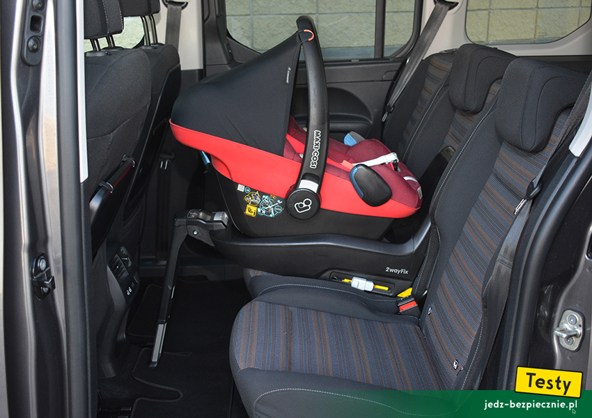 TESTY | Dziecko w Oplu Combo Life E | Próba z fotelikiem dziecięcym Maxi-Cosi + baza Isofix, tyłem do kierunku jazdy, środkowe miejsce, tył
