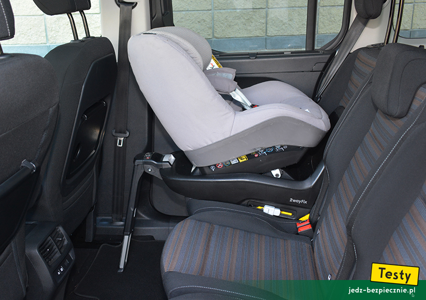 TESTY | Dziecko w Oplu Combo Life E | Próba z fotelikiem dziecięcym Maxi-Cosi + baza Isofix, tyłem do kierunku jazdy, skrajny fotel, tył