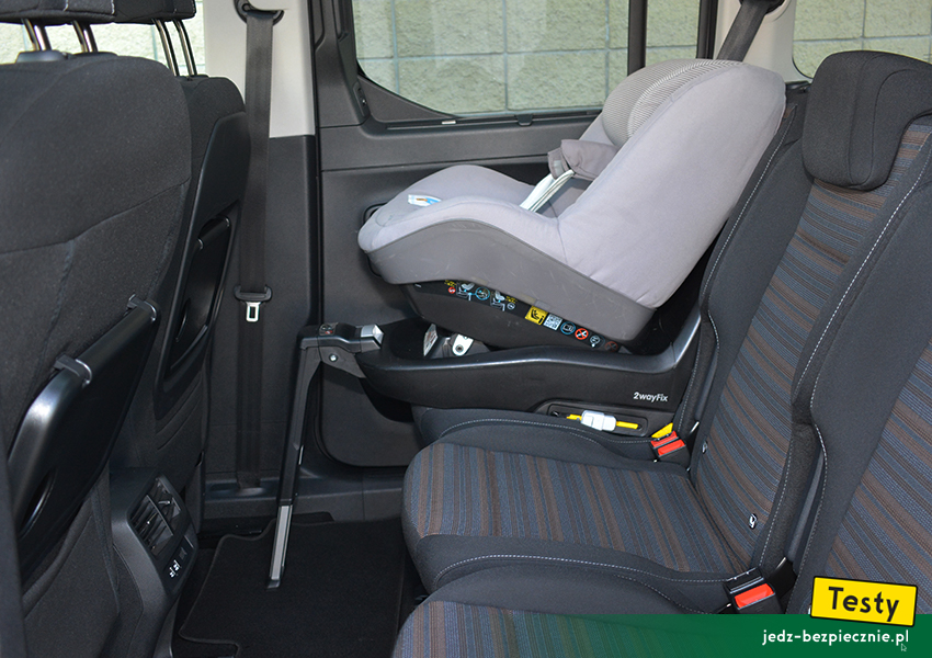 TESTY | Dziecko w Oplu Combo Life E | Próba z fotelikiem dziecięcym Maxi-Cosi + baza Isofix, przodem do kierunku jazdy, skrajny fotel, tył