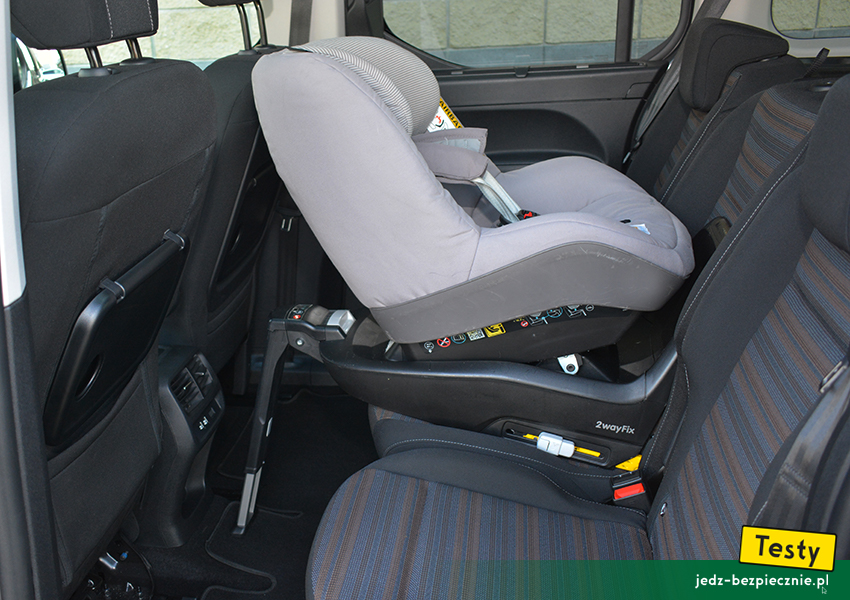 TESTY | Dziecko w Oplu Combo Life E | Próba z fotelikiem dziecięcym Maxi-Cosi + baza Isofix, tyłem do kierunku jazdy, środkowe miejsce, tył