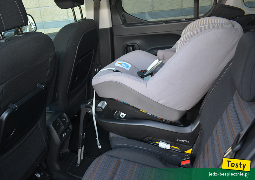 TESTY | Dziecko w Oplu Combo Life E | Próba z fotelikiem dziecięcym Maxi-Cosi + baza Isofix, przodem do kierunku jazdy, środkowe miejsce, tył