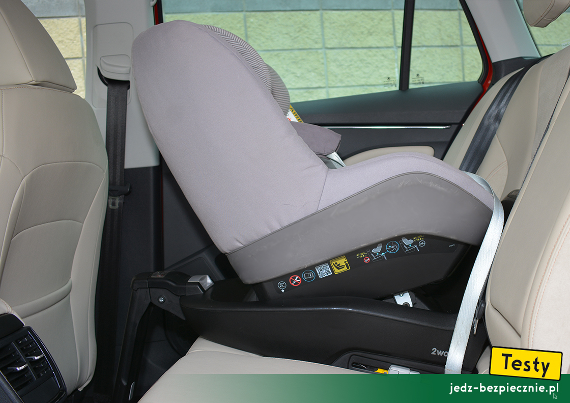 Testy - Skoda Scala - próba z fotelikiem dziecięcym Maxi-Cosi + baza Isofix, tyłem do kierunku jazdy, kanapa