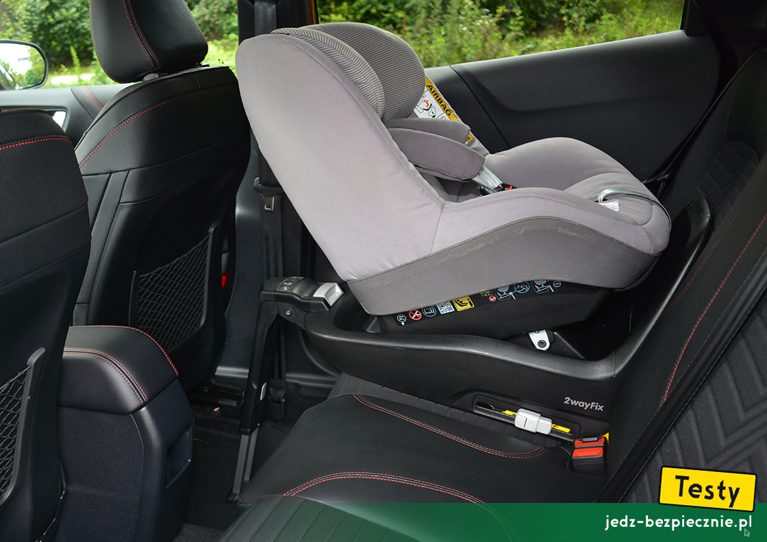 Testy - Ford Puma - próba z fotelikiem dziecięcym Maxi-Cosi + baza Isofix, tyłem do kierunku jazdy, kanapa