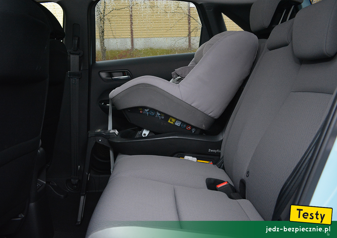 Testy - Honda Jazz IV Crosstar hybrid - próba z montażem na skrajnym miejscu kanapy bazy Isofix Maxi-Cosi 2WayFix z fotelikiem 2WayPearl, przodem do kierunku jazdy
