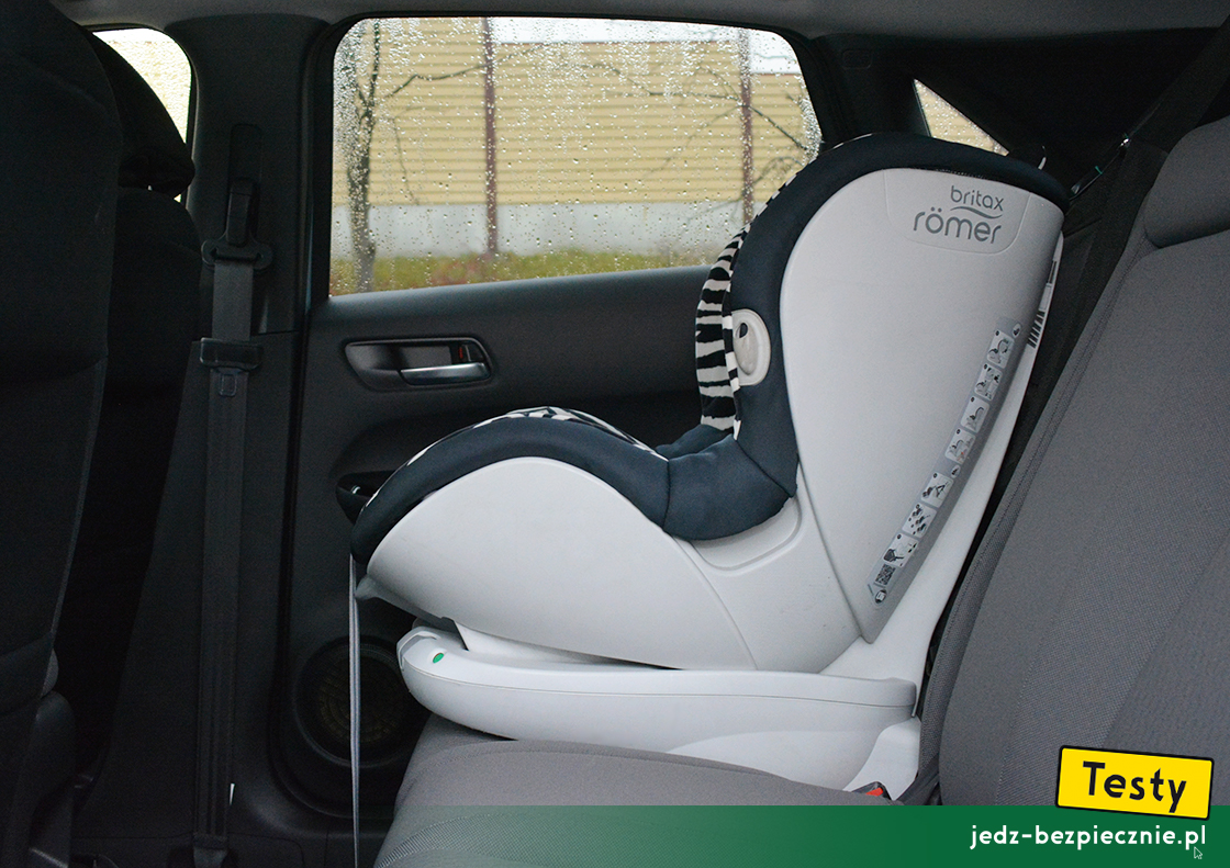 Testy - Honda Jazz IV Crosstar hybrid - próba z montażem na skrajnym miejscu kanapy fotelika dziecięcego Britax-Romer TriFix, przodem do kierunku jazdy