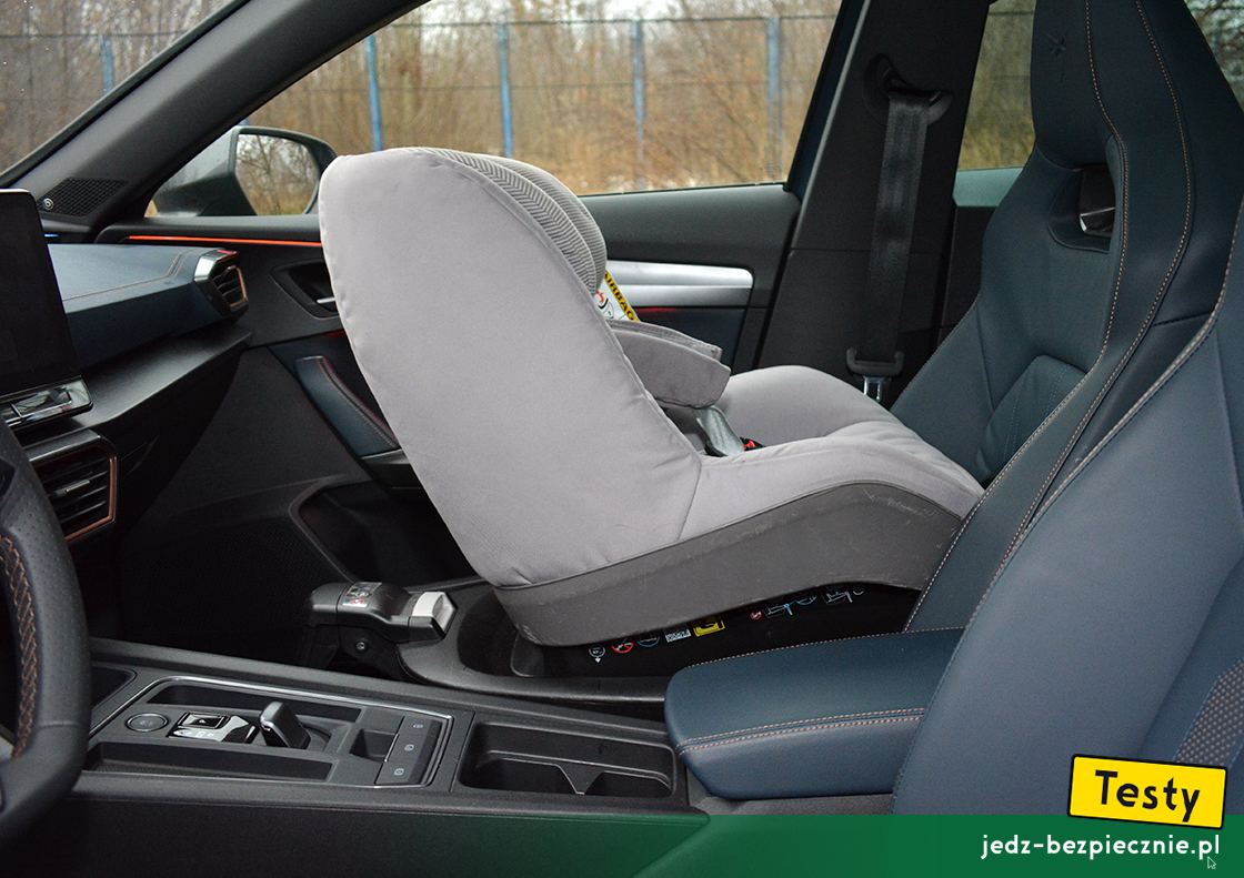 Testy - Cupra Formentor - próba z montażem na przednim fotelu bazy Isofix Maxi-Cosi 2WayFix z fotelikiem 2WayPearl, tyłem do kierunku jazdy