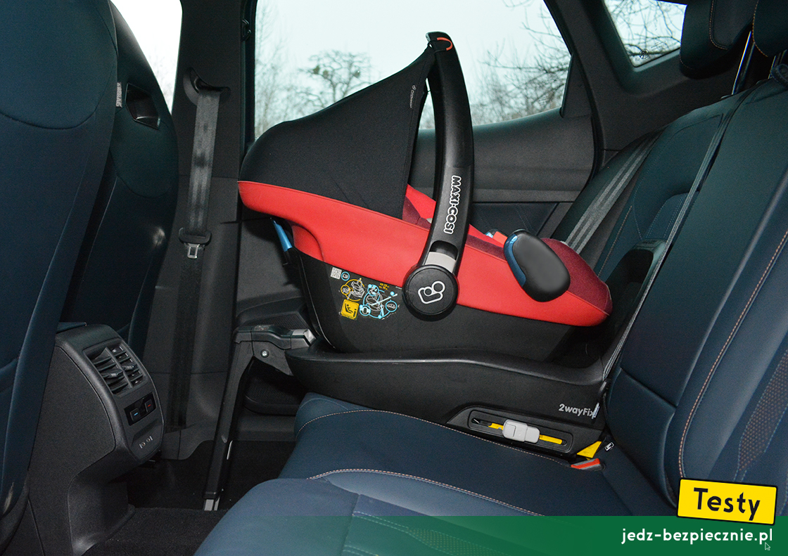Testy - Cupra Formentor - próba z montażem na skrajnym miejscu kanapy bazy Isofix Maxi-Cosi 2WayFix z fotelikiem Pebble Plus, tyłem do kierunku jazdy