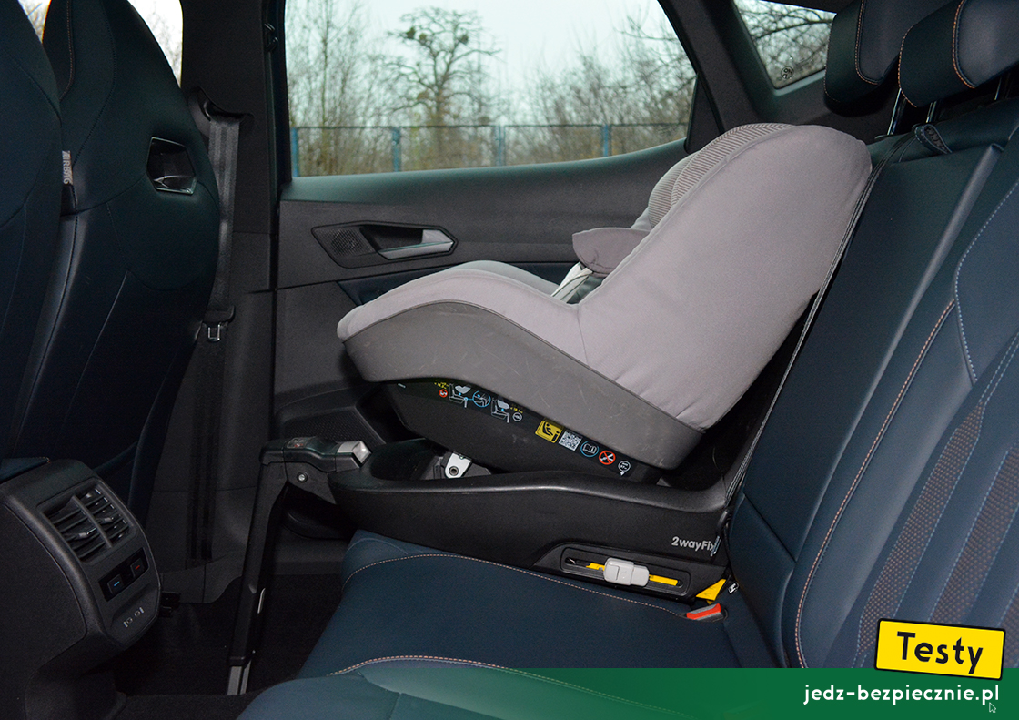 Testy - Cupra Formentor - próba z montażem na skrajnym miejscu kanapy bazy Isofix Maxi-Cosi 2WayFix z fotelikiem 2WayPearl, przodem do kierunku jazdy