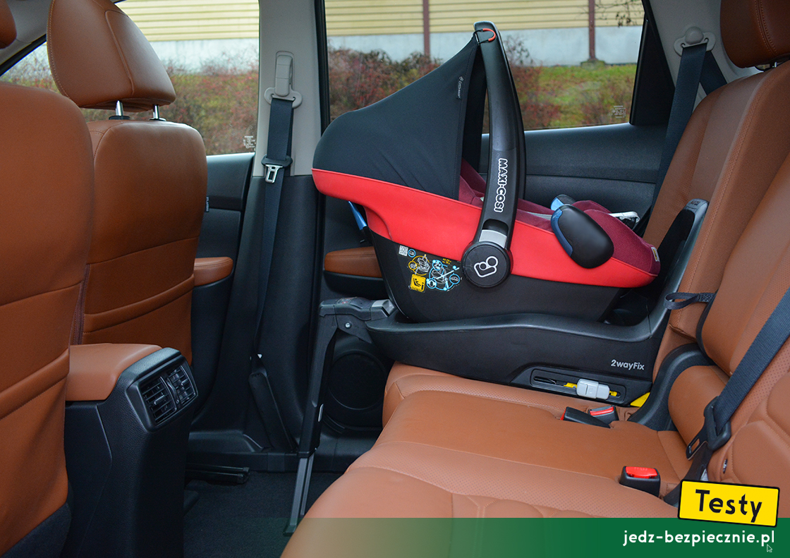 Testy - Nissan X-Trail III - próba z montażem na kanapie bazy Isofix Maxi-Cosi 2WayFix z fotelikiem Pebble Plus, tyłem do kierunku jazdy
