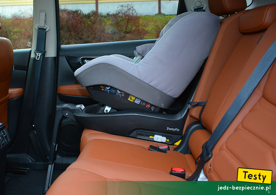 Testy - Nissan X-Trail III - próba z montażem na kanapie bazy Isofix Maxi-Cosi 2WayFix z fotelikiem 2WayPearl, przodem do kierunku jazdy