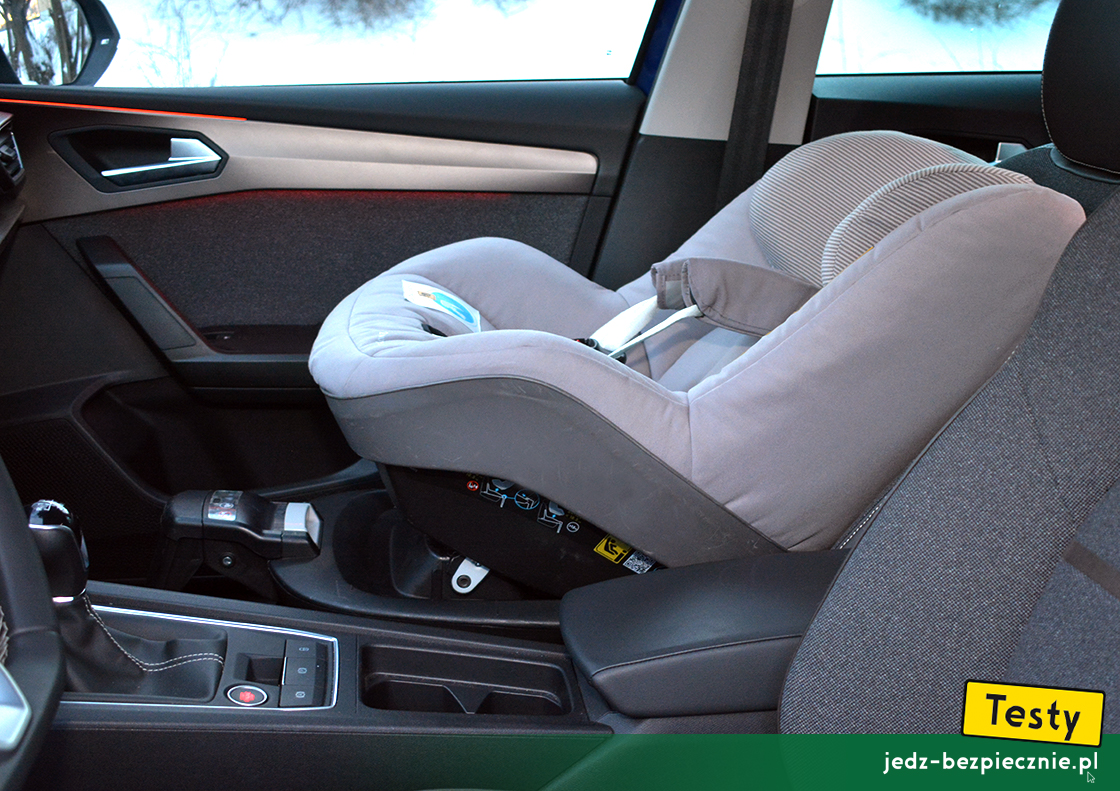 Testy - SEAT Leon IV Sportstourer - próba z montażem na przednim fotelu pasażera fotelika Maxi-Cosi 2WayPearl na opcjonalnej bazie 2WayFix, przodem do kierunku jazdy, trzecia para Isofix