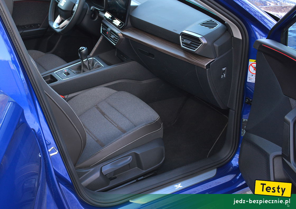 Testy - SEAT Leon IV Sportstourer - miejsce na nogi dla pasażera siedzącego z przodu