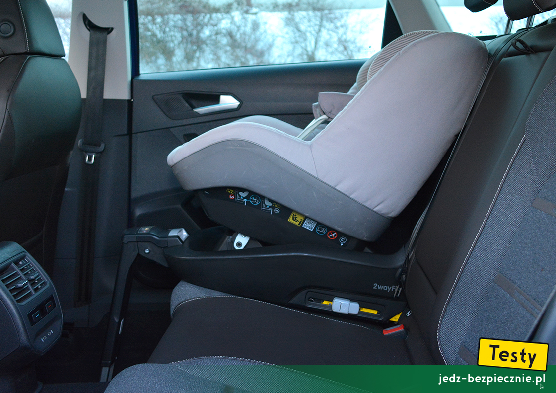 Testy - SEAT Leon IV Sportstourer - próba z montażem na kanapie fotelika Maxi-Cosi 2WayPearl na opcjonalnej bazie 2WayFix, przodem do kierunku jazdy