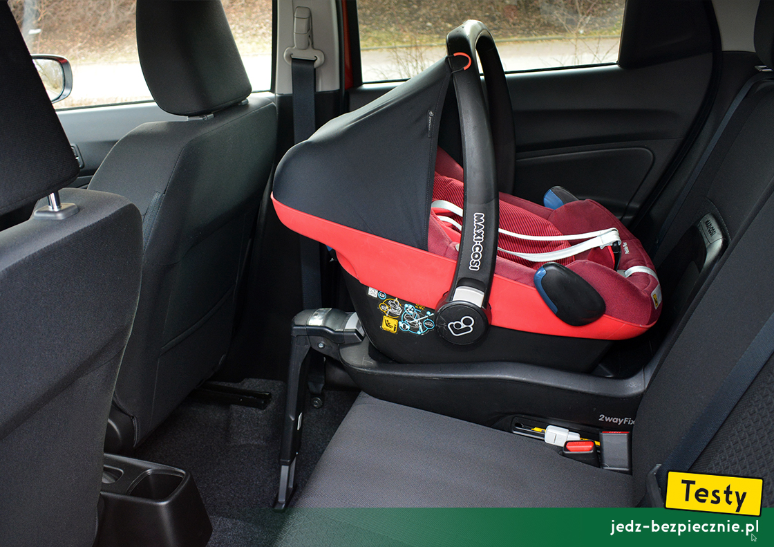 Testy - Suzuki Swift VI fl mild-hybrid - próby z montażem na bazie Maxi-Cosi 2WayFix fotelika Pebble Plus, kanapa, tyłem do kierunku jazdy