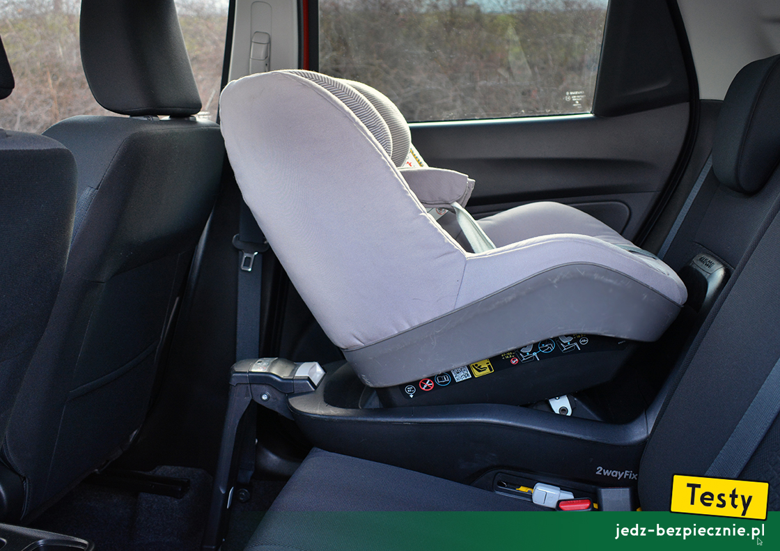 Testy - Suzuki Swift VI fl mild-hybrid - próby z montażem na bazie Maxi-Cosi 2WayFix fotelika dziecięcego 2WayPearl, kanapa, tyłem do kierunku jazdy