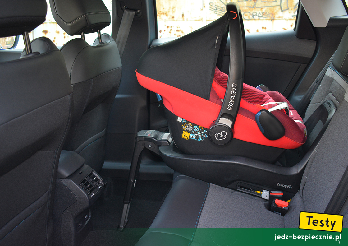 TESTY | Citroen e-C4 III - próby z montażem na bazie Maxi-Cosi 2WayFix fotelika Pebble Plus, kanapa, tyłem do kierunku jazdy