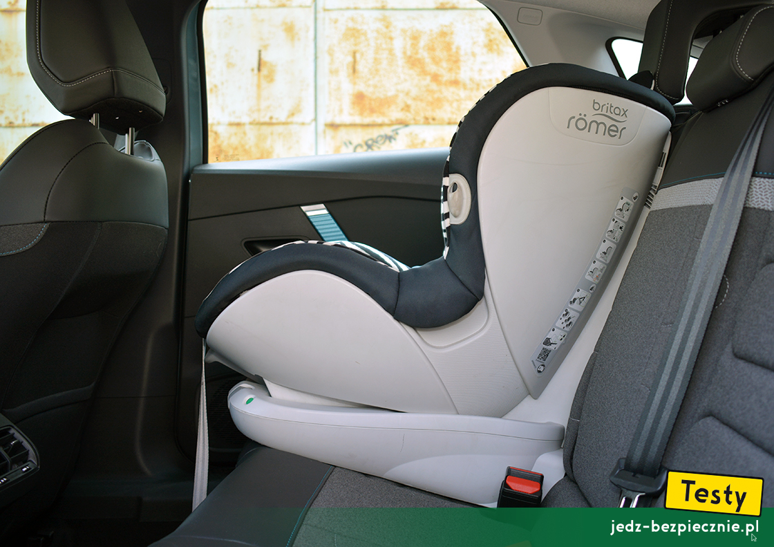 TESTY | Citroen e-C4 III - próby z montażem fotelika Britax-Romer TriFix, kanapa, przodem do kierunku jazdy