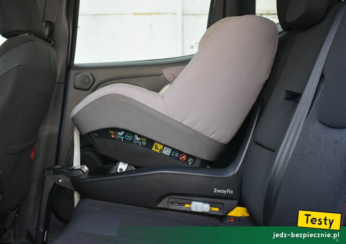 TESTY | Jeep Renegade 4xe - próby z montażem na bazie Maxi-Cosi 2WayFix fotelika dziecięcego 2WayPearl, kanapa, przodem do kierunku jazdy