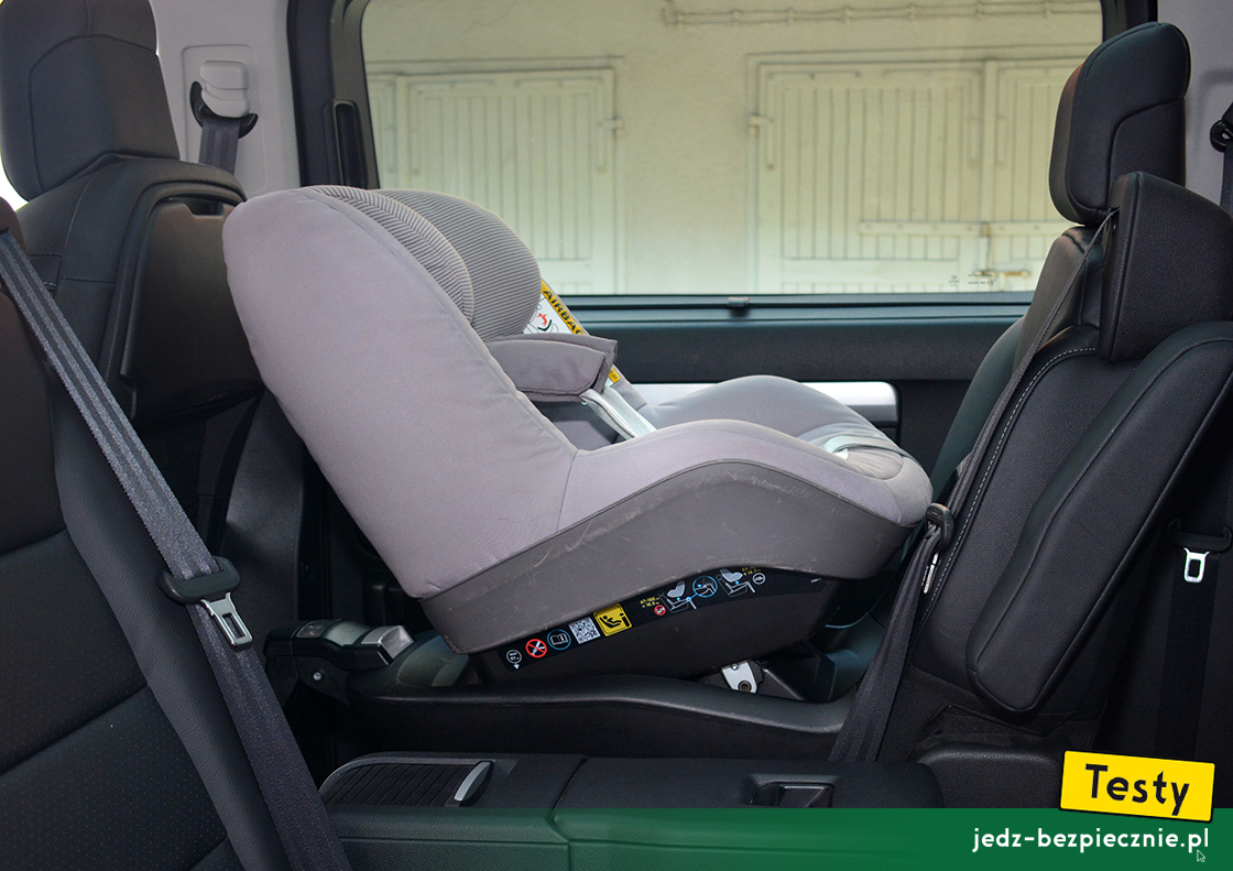 Testy - Peugeot e-Traveller - fotelik Maxi-Cosi 2WayPearl w II rzędzie siedzeń