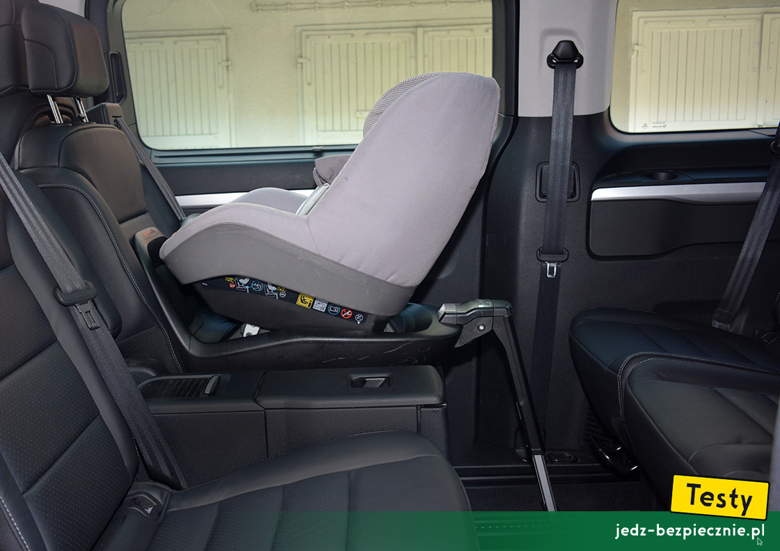 Testy - Peugeot e-Traveller - II rząd foteli VIP w pozycji tyłem do kierunku jazdy