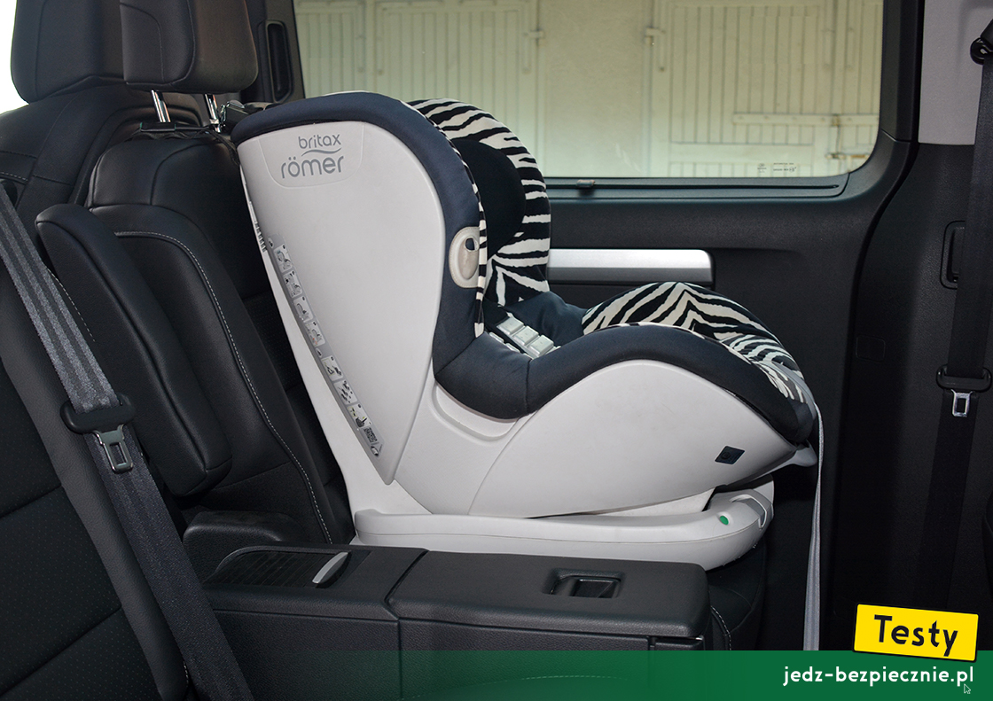 Testy - Peugeot e-Traveller - fotelik dziecięcy Britax-Romer TriFix tyłem do kierunku jazdy w II rzędzie siedzeń