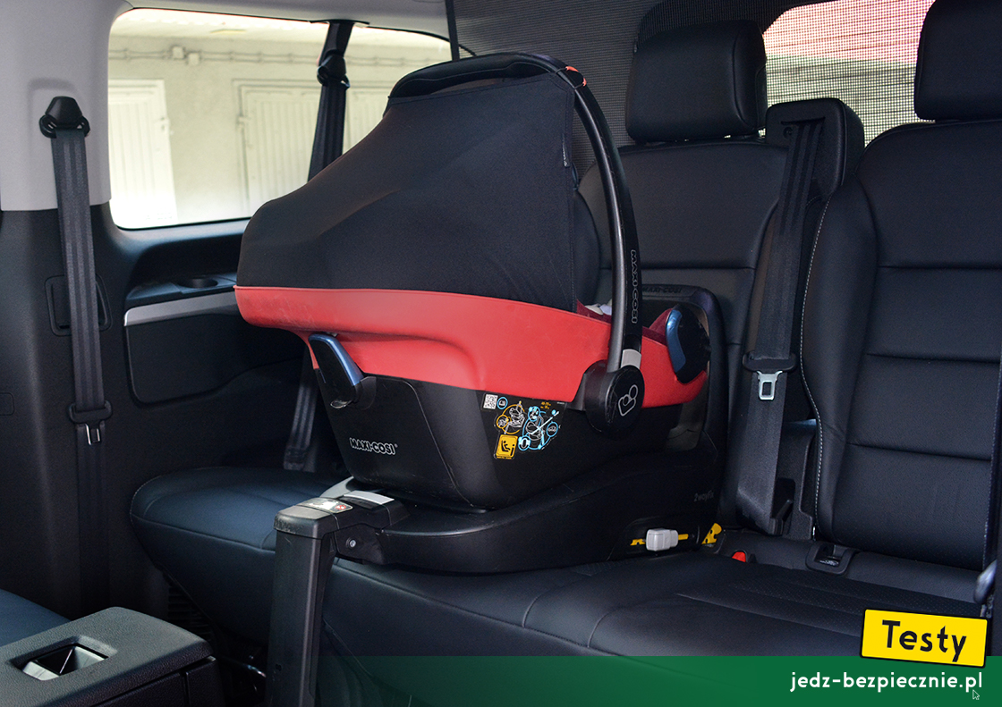 Testy - Peugeot e-Traveller - fotelik Maxi-Cosi Pebble Plus tyłem do kierunku jazdy w III rzędzie siedzeń