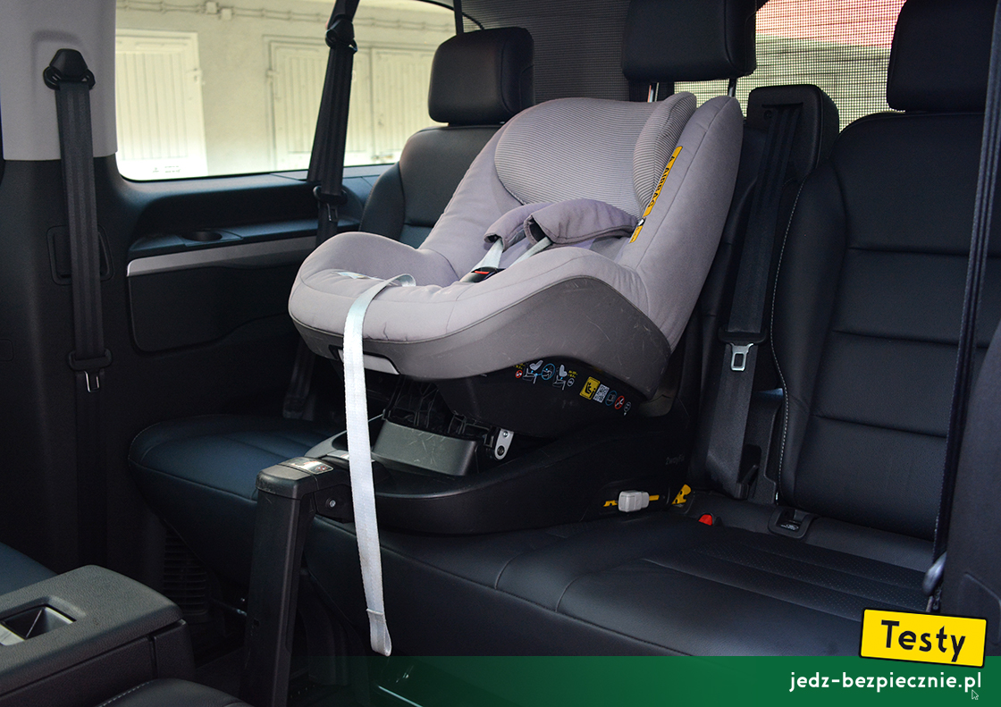 Testy - Peugeot e-Traveller - fotelik Maxi-Cosi 2WayFix przodem do kierunku jazdy w III rzędzie siedzeń