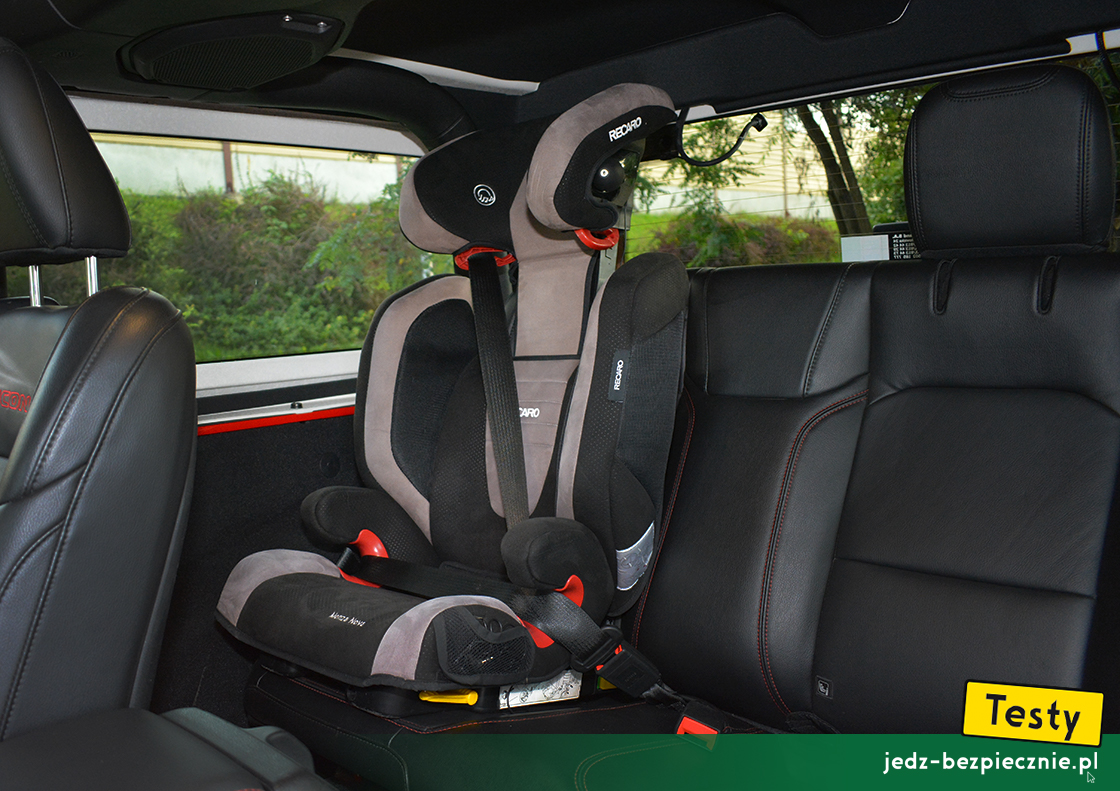 Testy - Jeep Wrangler JL - próba montażu na kanapie fotelika dziecięcego Recaro Monza Nova 2 Seatfix, przodem do kierunku jazdy