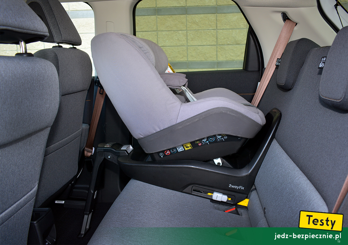 Testy - Honda e - próba montażu na bazie Isofix fotelika dziecięcego z grupy 0/1 w pozycji tyłem do kierunku jazdy