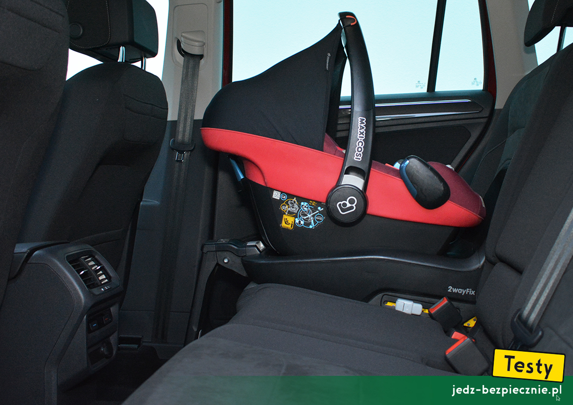 Testy - Volkswagen Tiguan II eHybrid fl 2020 - próby z montażem fotelika z grupy 0/0+, baza Isofix, i-Size, kanapa, tyłem do kierunku jazdy