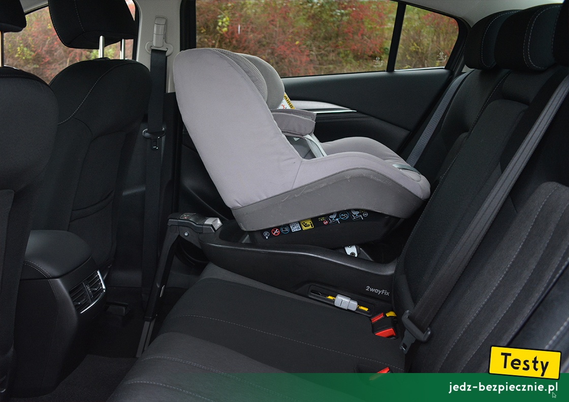 Testy - Mazda 6 III faceliting 2 sedan - próby z montażem fotelika z grupy 0+/1, baza Isofix, i-Size, kanapa, tyłem do kierunku jazdy