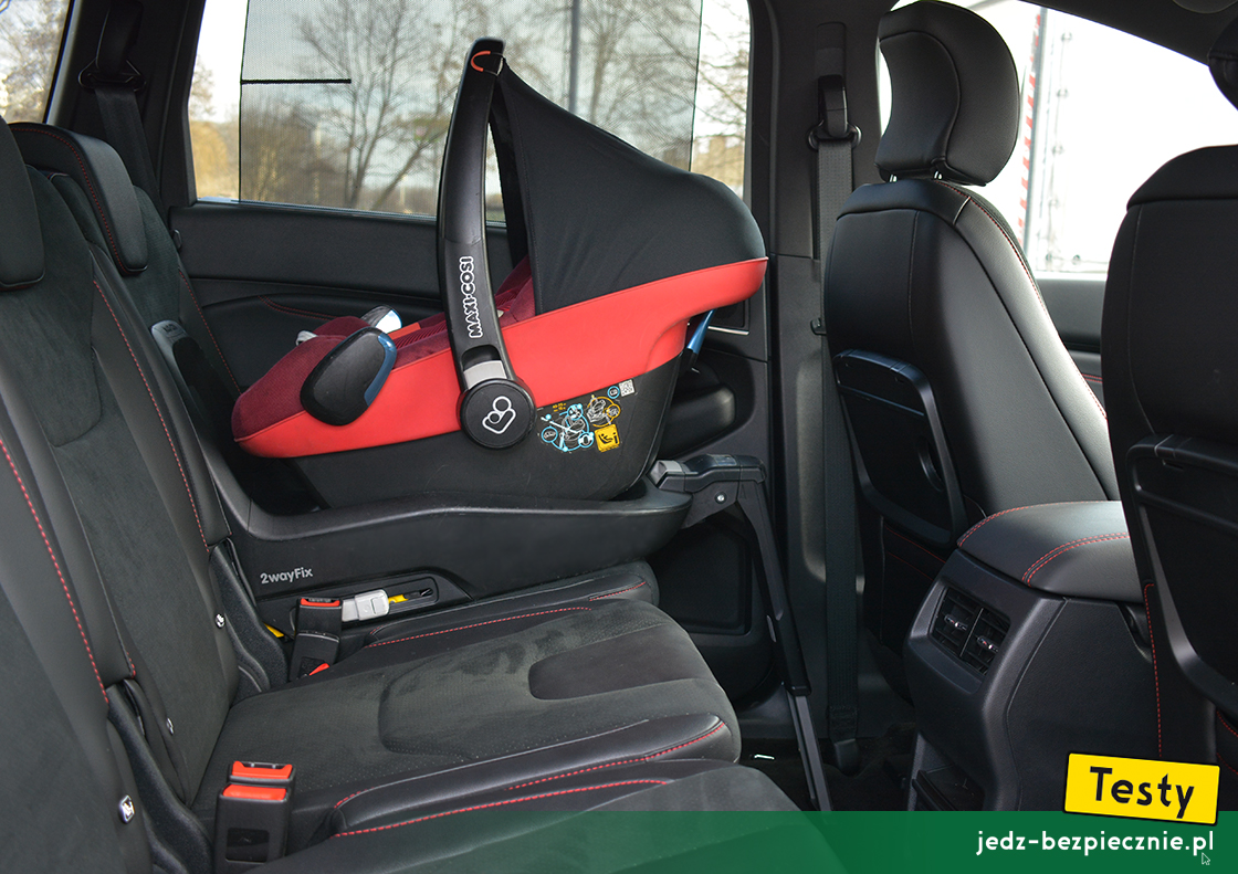 Testy - Ford S-Max hybrid - próba z montażem fotelika Maxi-Cosi Pebble Plus na skrajnym miejscu w II rzędzie, za kierowcą, tyłem do kierunku jazdy, baza Isofix