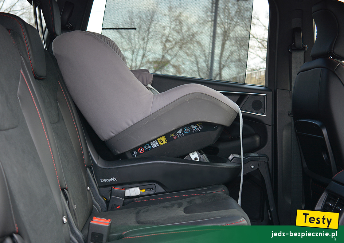 Testy - Ford S-Max hybrid - próba z montażem fotelika Maxi-Cosi 2WayPearl na skrajnym miejscu w II rzędzie, za kierowcą, przodem do kierunku jazdy, baza Isofix